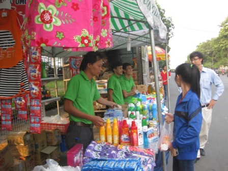 ตรึงราคาสินค้าเพื่อตอบสนองความต้องการของประชาชนในช่วงตรุษเต๊ตปีมะเมีย